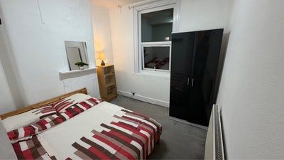Bright room in a tidy home- All bills included Main Photo