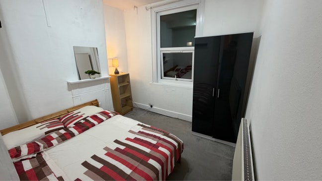 Bright room in a tidy home- All bills included Main Photo