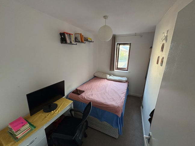 Room in semi detached house  Main Photo