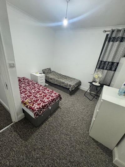 A double room and a single room for Muslim Girl on Main Photo
