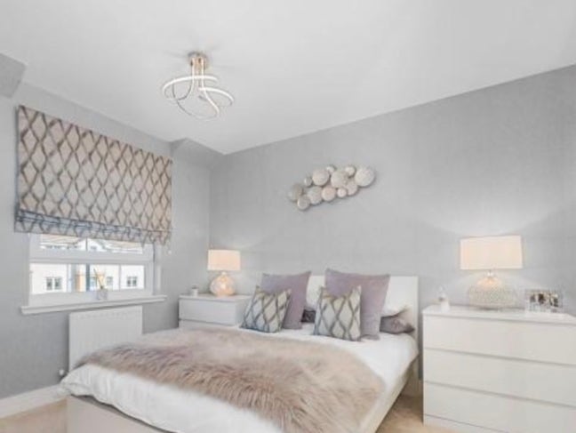Furnished room for rent Main Photo