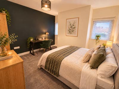 WF: Large Double & En-suite Room  Main Photo