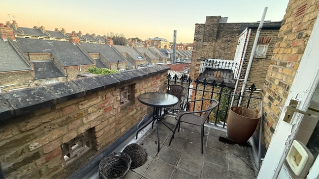 Bright spacious double room in w/ priv balcony Main Photo