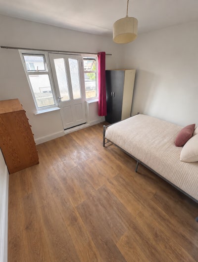 **Great Location**Balcony Room** Parking ** Main Photo