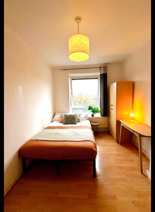 😍E1 Spacious Room in 3-Bedroom Flat😊 Main Photo