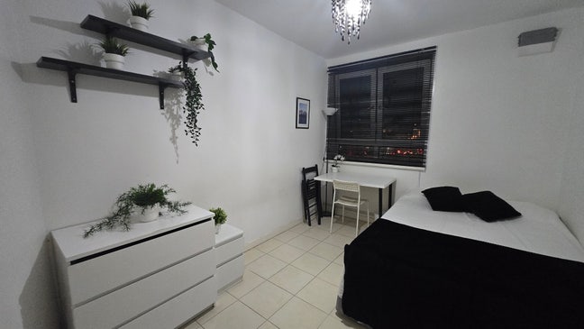 Bargain! NEW Doubles, Bills inc,8min Aldgate St !! Main Photo