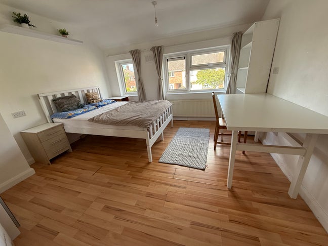 Two bedroom flat Main Photo
