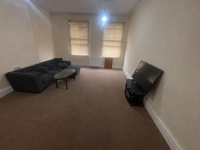 Stunning, Clean Room in a 2-Bed Flat Main Photo