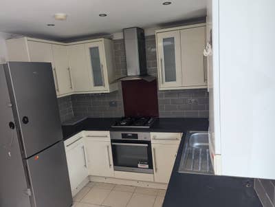 Double Bed with Ensuite Toilet &  Garden Access Main Photo