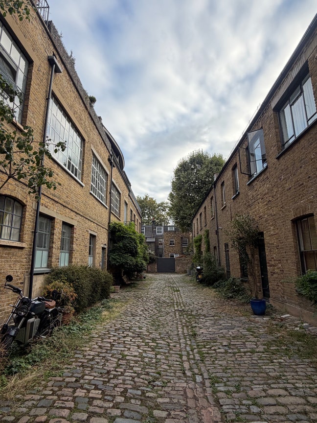 Bright room in gorgeous Mews street  Main Photo