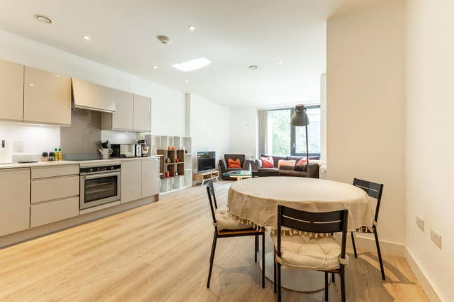 2 Bedroom 2 Bathroom Apartment in E14  Main Photo