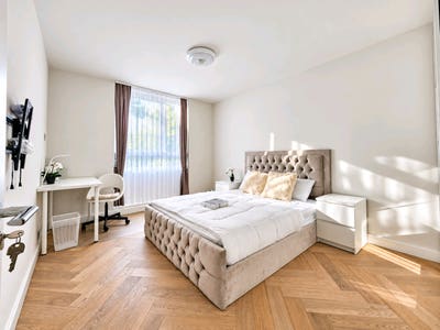 Luxury Large Double Room with Garden Access  Main Photo
