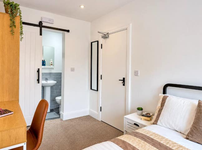 ✨ Double Room with Private ensuite Bathroom 💫   Main Photo