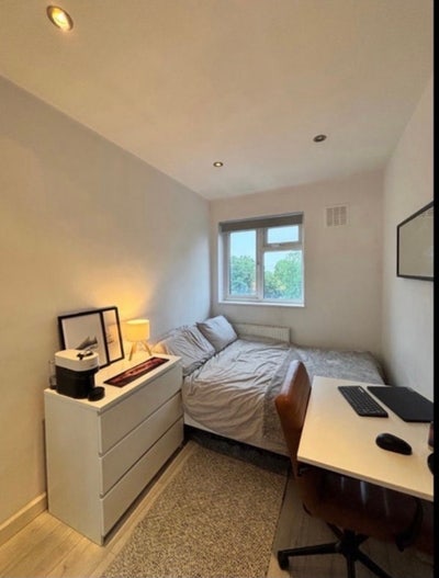 Double Room - 5 min walk to tube Main Photo