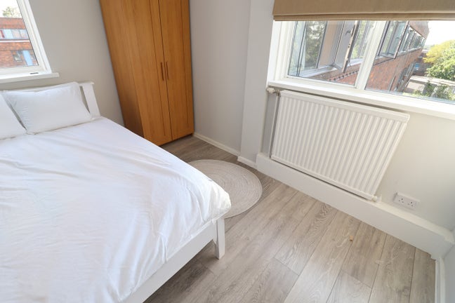 3 beautiful Rooms available by Hanwell Zoo/station Main Photo