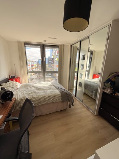 Double room with en-suite in Stratford apartment Main Photo