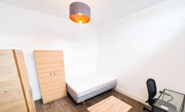 Spacious room to rent in Ilford, IG3 Main Photo