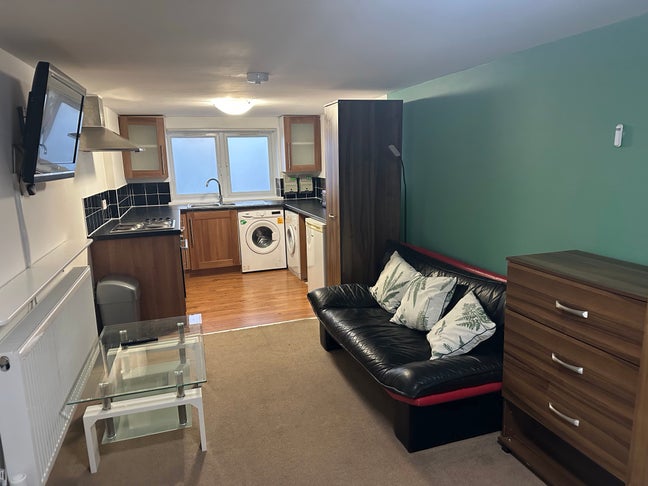Studio Flat close to hospital & town  Main Photo