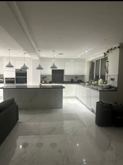 Bright Furnished Room in Friendly Home Main Photo