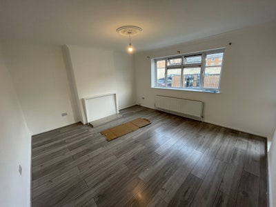 Newly Decorated Spacious 2 Bedroom Flat Main Photo