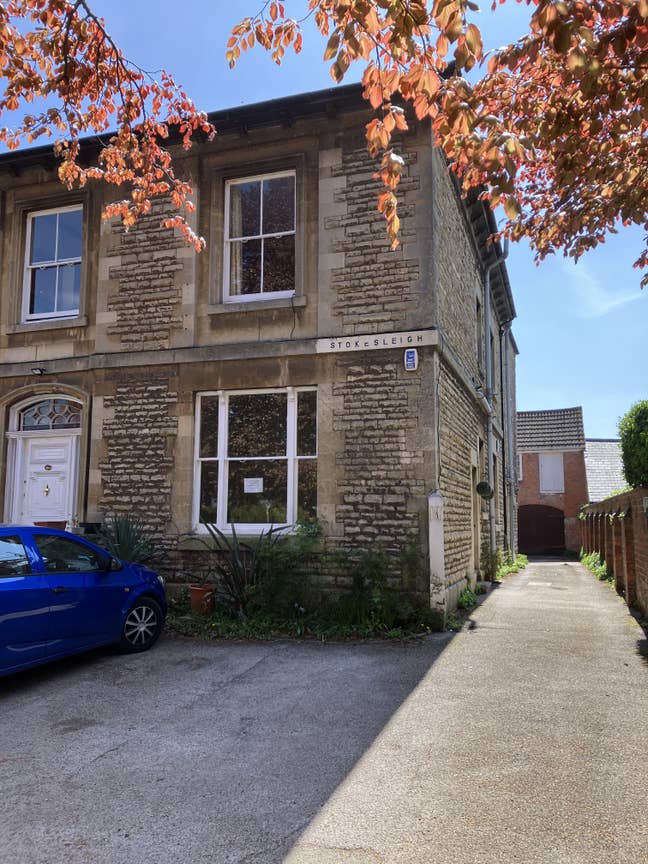 Large bedsit in family house Main Photo