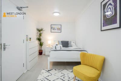 2 rooms available in a 4 bed flatshare  Main Photo