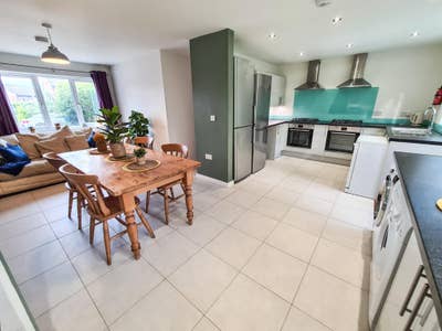 2 double rooms in a refurbished 7 bed house! Main Photo