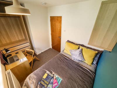 Double room in a refurbished 7 bed house! Main Photo