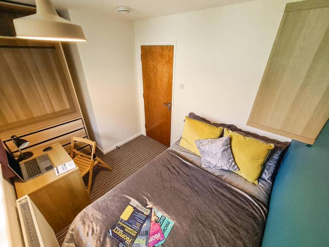 Double room in a refurbished 7 bed house! Main Photo