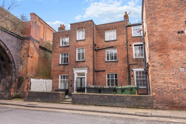 Spacious 6-Bed House in Worcester, Bills Inclusive Main Photo