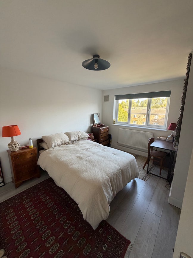 Spacious room in friendly modern flat  Main Photo