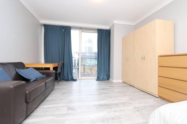 2 Massive Double Rooms in Central Canary Wharf Main Photo
