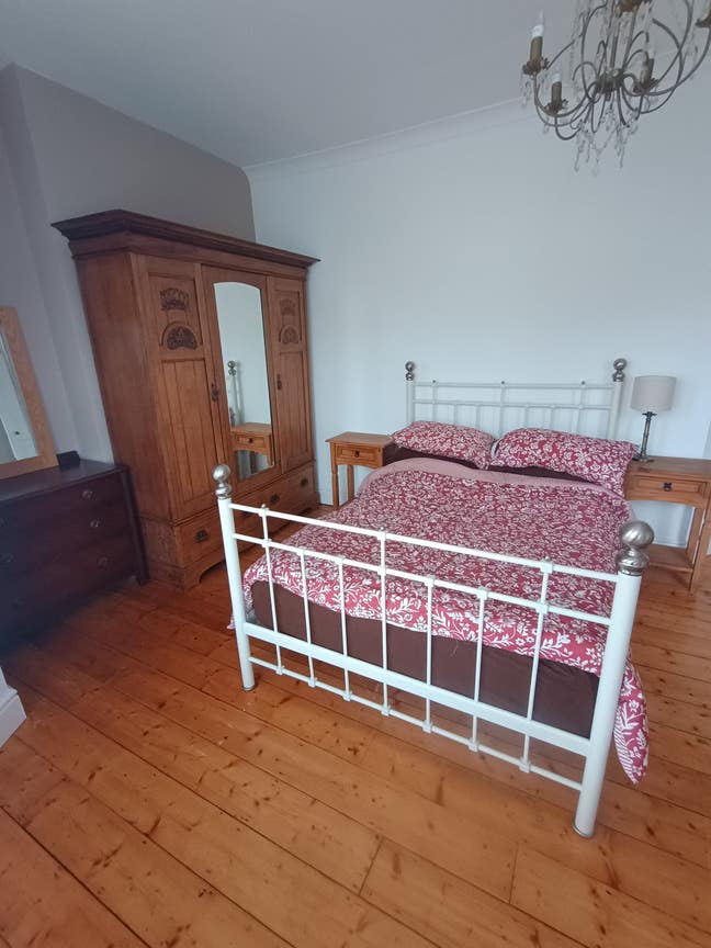 Large double room in beautiful large house Main Photo