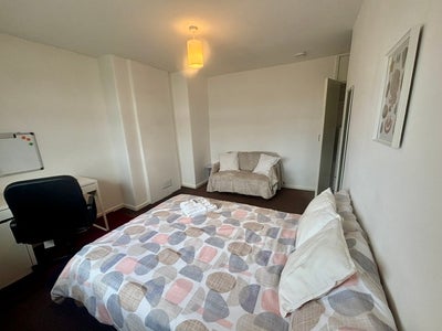 SUPERIOR Double Room -Bills Included - No Deposit Main Photo