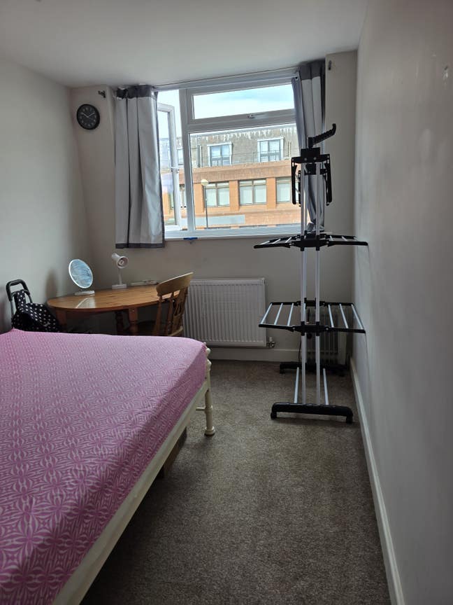 Double bed room in ferndown town center Main Photo