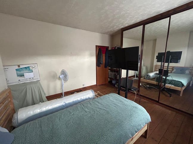 2 Spacious Doubles Town Centre. Professionals Only Main Photo