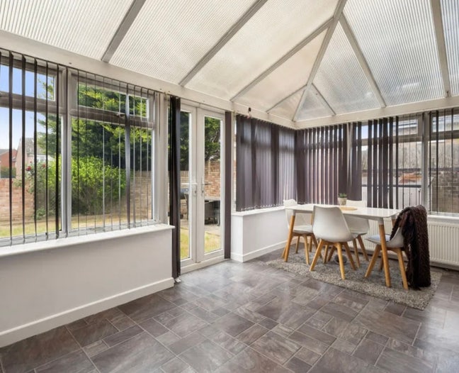 Shared room in spacious 3 bed house  Main Photo
