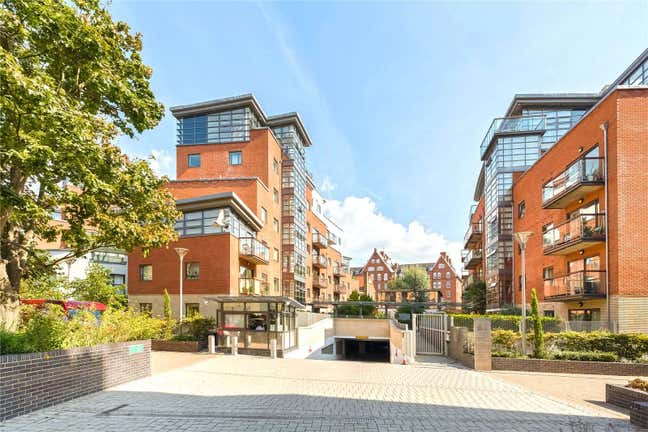 Stunning 1-Bedroom Apartment Gym Access Victoria Main Photo