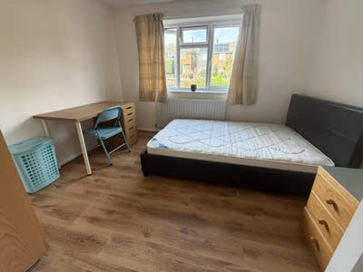 Double room, spacious house, near Ash station Main Photo