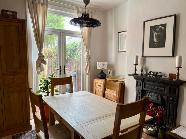 Double room, bills inc., driveway parking - friend Main Photo