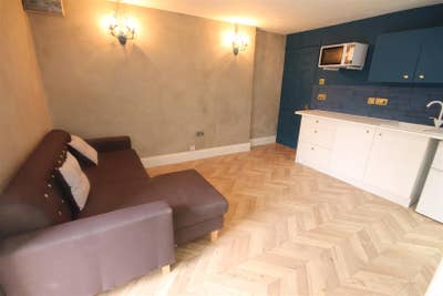 Basement studio on Westgate Road Main Photo