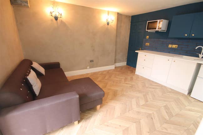 Basement studio on Westgate Road Main Photo