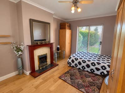 Large double bedroom close to town center Main Photo