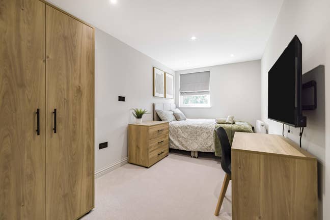 Brand New En Suites-Bills & Weekly Cleaner Include Main Photo