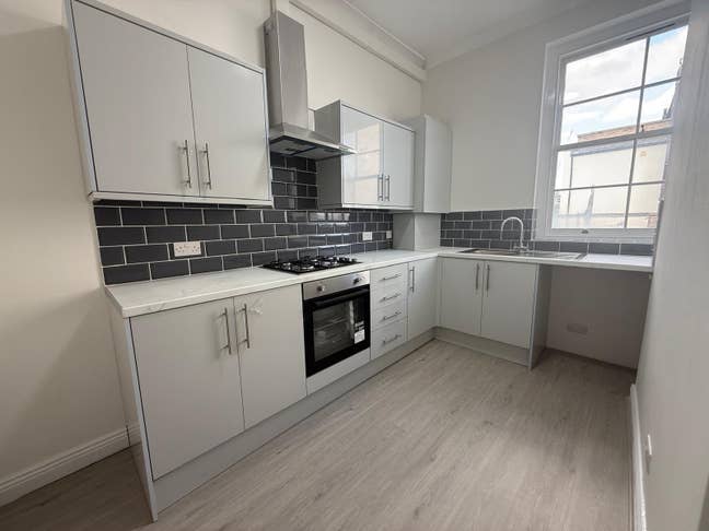 1 Bed Flat/Newly Refurbished/Superb Location Main Photo