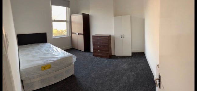 Double Room in Leyton Open to Couples Now Main Photo