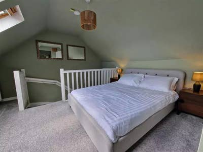 Massive top-floor room in vibey student household! Main Photo
