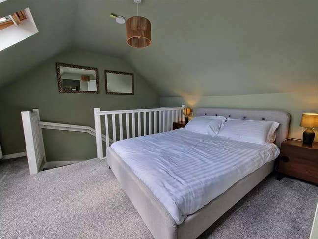 Massive top-floor room in vibey student household! Main Photo