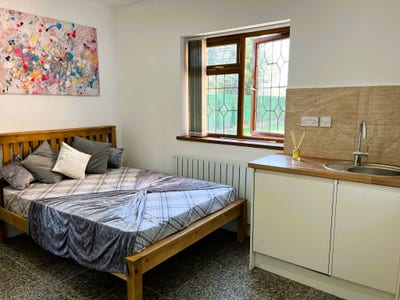 Luxury | En-Suite | Kitchenette | Bills Inc B21 Main Photo