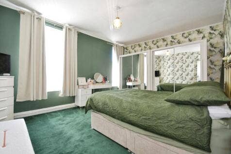  Spacious and bright double room / master bedroom  Main Photo